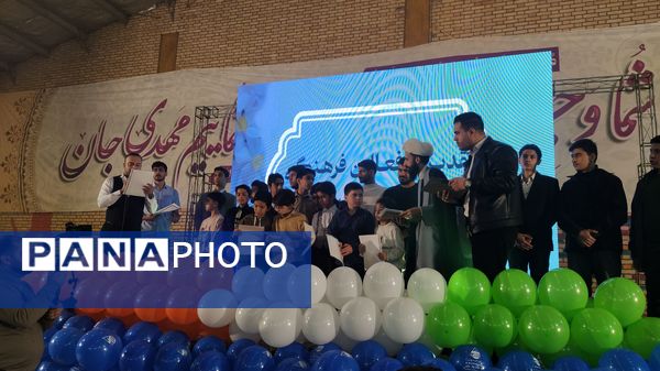 کیک ۱۴ متری در اجتماع مردمی به مناسبت تولد امام عصر در غرب مشهد