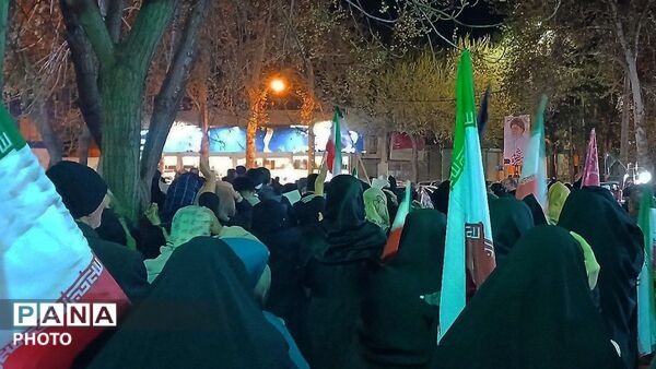 حضور گسترده مردم خرم‌ آباد در میدان امام (ره)، تاکید بر دفاع از میهن و آرمان‌ های انقلاب