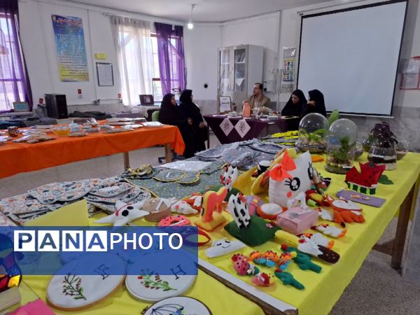نمایشگاه دستاوردهای خلاقانه در هنرستان دخترانه دکتر مولوی