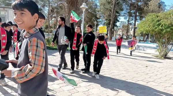 حماسه آفرینی پیشتازان دبستان شهید پسندیده فدافن در راهپیمایی ۱۳ آبان کاشمر