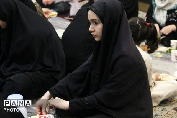 برپایی سفره بزرگ اطعام افطار در مسجد علی اکبر شهرستان قرچک