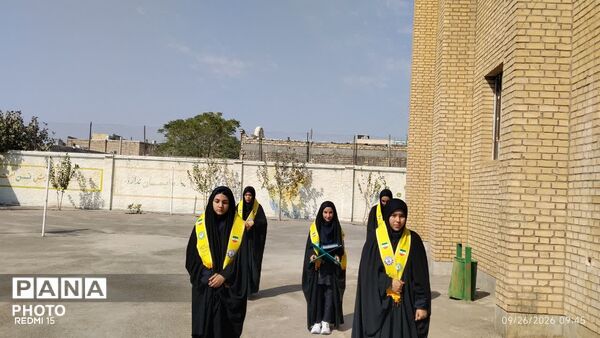 اهتزاز پرچم در مدرسه حضرت معصومه(س) شهر جعفریه 