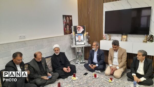 دیدار مسئولان آموزش و پرورش قم با خانواده شهید «حسین نجفی»
