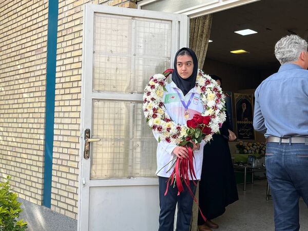 مراسم تجلیل از روشا اکبری برنده مدال طلای شطرنج مدارس جهان در شهرستان نیشابور 