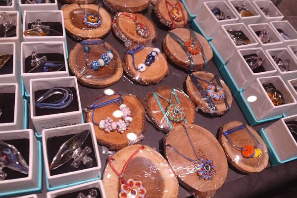 بازدید دانش آموزان ناحیه دو شهرری از نمایشگاه صنایع دستی برج میلاد 