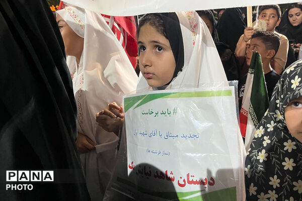 میان دانش‌آموزان و رهبر شهید پیمان جاودانه با نوای سرود رقم خورد