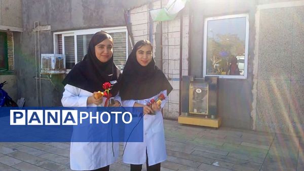 قدردانی پیشتازان دبستان شهید نجفی فدافن از پرستاران بیمارستان حضرت ابوالفضل 