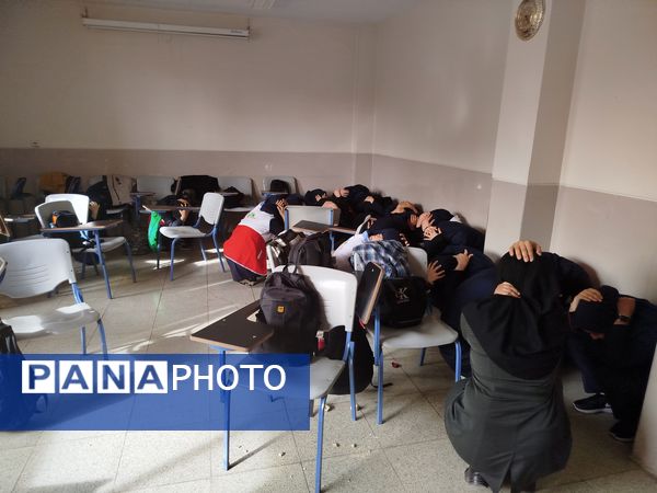 نواخته شدن بیست و ششمین زنگ نمادین استانی مانور زلزله در مدرسه شاهد ظهور آموزش و پرورش ناحیه یک