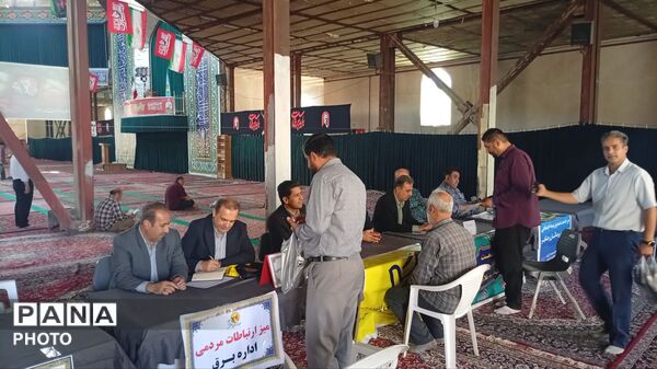 برپایی میز خدمت با حضور مسئولان دستگاه‌های اجرایی شهرستان ملایر 