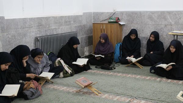 برگزاری جلسات انس با قرآن در دبیرستان دخترانه معلم 