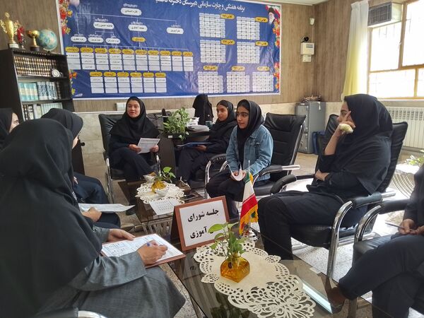 برگزاری اولین جلسه شورای دانش‌آموزی در دبیرستان دخترانه فاطمیه