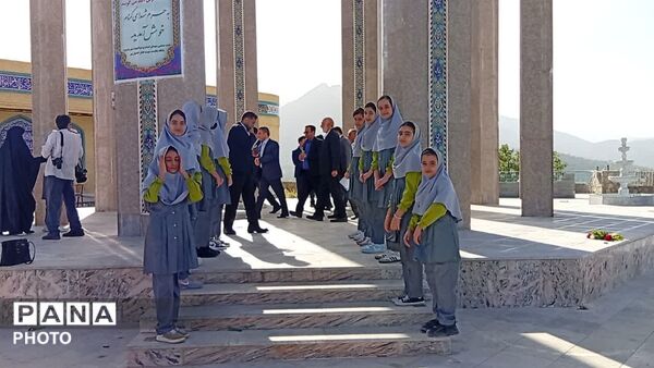 تجدید میثاق معاون وزیر و رئیس سازمان مدارس غیردولتی و مشارکت‌های مردمی وزارت آموزش و پرورش با شهدای گمنام در یاسوج