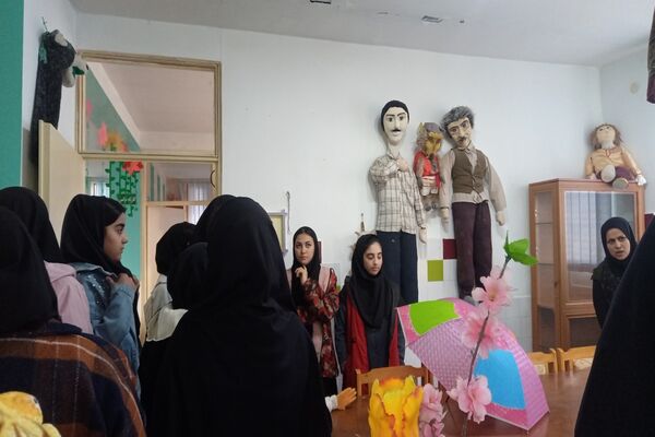 بازدید دانش‌آموزان دبیرستان عفت از کانون پرورش فکر کودکان و نوجوانان پارس‌آباد