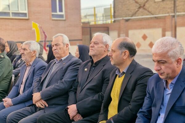 آیین نواخته شدن زنگ انقلاب اسلامی در مدرسه آیت‌الله خامنه‌ای قرچک