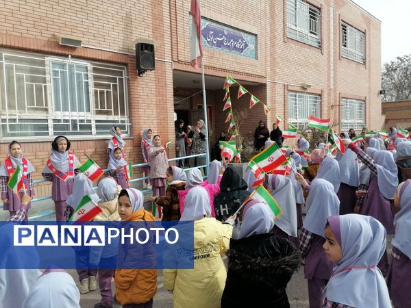 زنگ انقلاب و فضاسازی مدرسه زنده یاد نوحی به مناسبت دهه فجر 