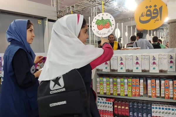 بازید دانش‌آموزان دبستان سعادت از نمایشگاه کتاب