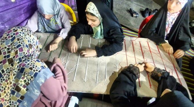 دستان کوچک، یاد بزرگ؛ بافت دستبند به نیابت از شهدا