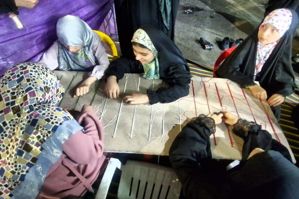دستان کوچک، یاد بزرگ؛ بافت دستبند به نیابت از شهدا