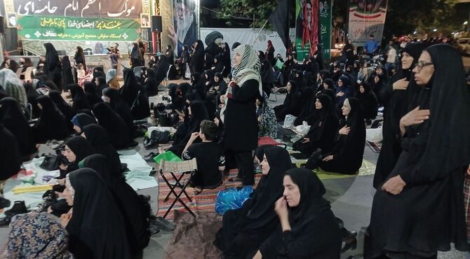 عاشقان وطن به یاد رهبر شهید مشت ها را گره کردند