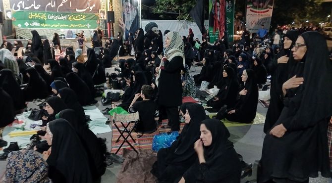 عاشقان وطن به یاد رهبر شهید مشت ها را گره کردند