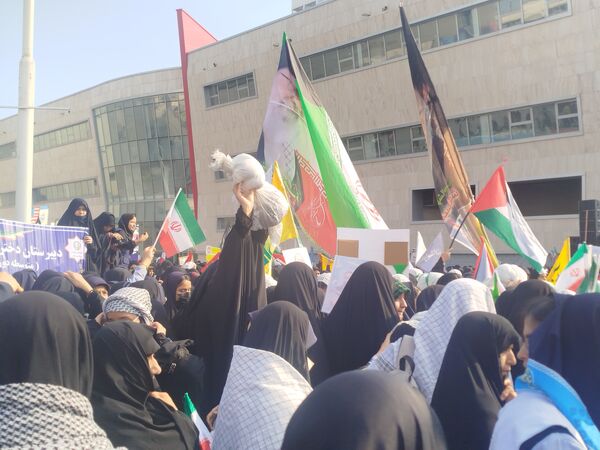 خروش ۱۳ آبان در مشهد؛ دانش‌آموزان، نماد ایستادگی