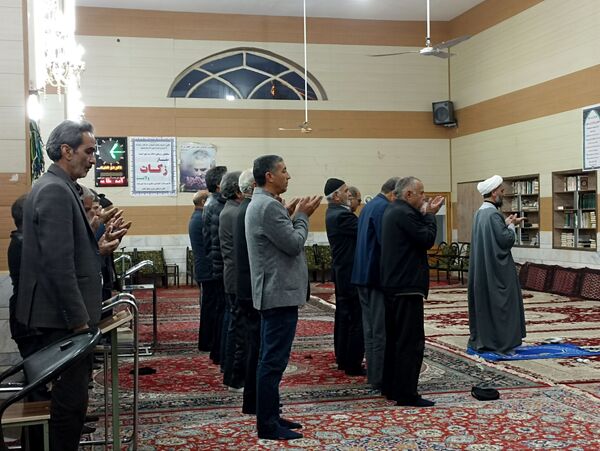 قرائت دعای ام داوود در مراسم معنوی اعتکاف بزنجرد