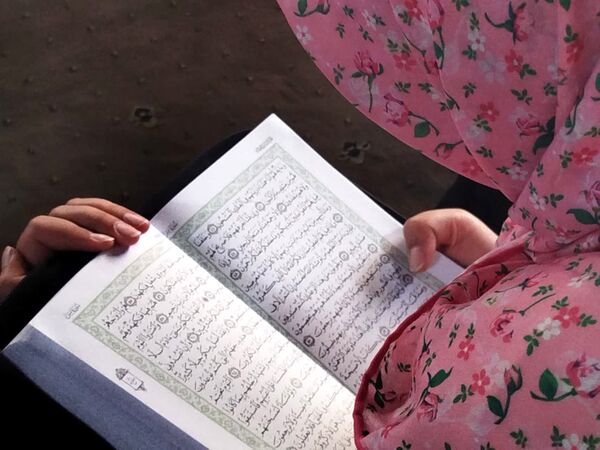 مراسم اعتکاف دانش‌آموزی در مسجد ۷۲ تن