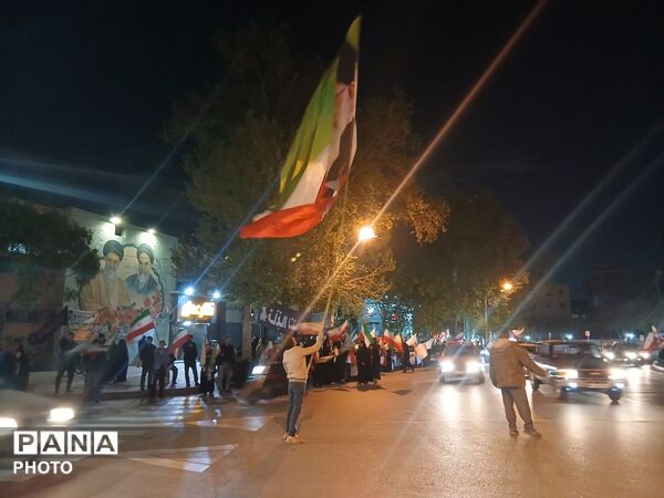 خروش مردم در میادین و تجمعات شبانه همراه با طنین شعار های مهدوی و انقلابی