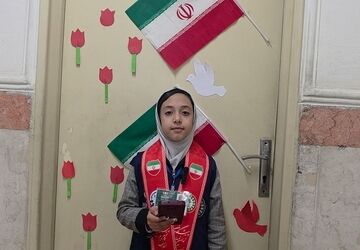دکلمه‌خوانی دانش‌آموزی به مناسبت 22 بهمن