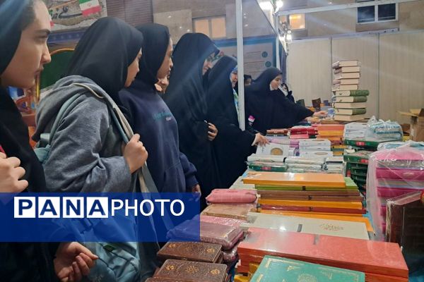 حضور دانش‌آموزان مدرسه طلیعه در نمایشگاه قرآن و عترت مجموعه ورزشی ایثار