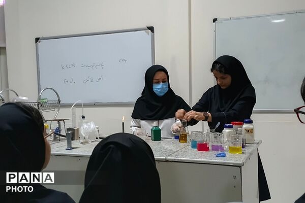 بازدید دبیرستان عفت آهنگری از پژوهش سرای زکریای رازی