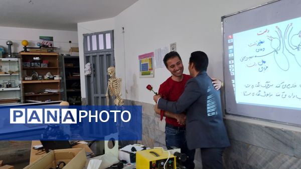 تقدیر از معلمان دبیرستان نمونه دولتی پژوهش آشخانه