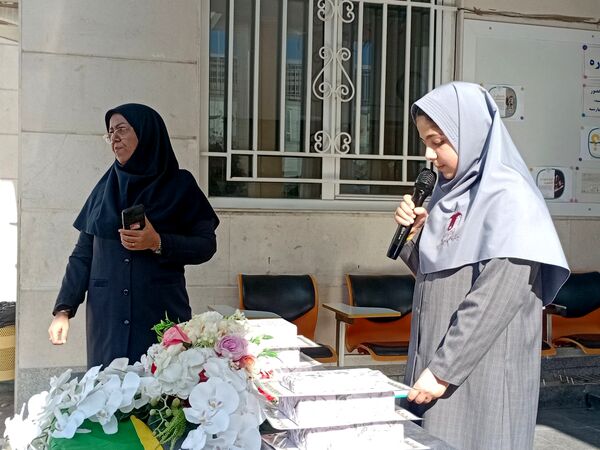 جشن دهه  فجر در دبستان مصلی نژاد حضرت زینب(س)