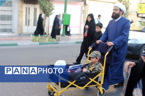 جلوه‌های حماسی از حضور نوجوانان قمی در مراسم تشییع شهدا 