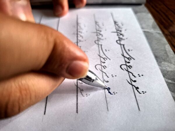 کلاس هنر خط و زیبایی شناسی  در دبیرستان دخترانه شهید رستمرودی ورامین