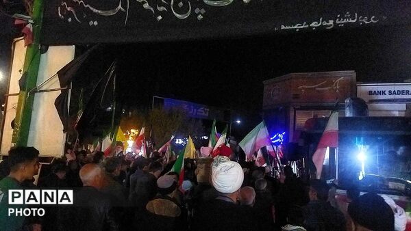 تجمع بزرگ مردم همیشه در صحنه در مقابل مسجد جامع  