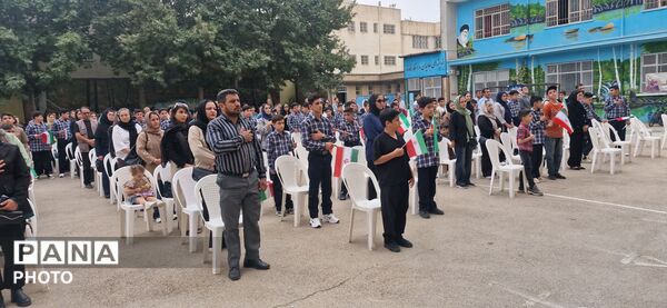 جشن شکوفه‌ها با حضور دانش‌آموزان پایه هفتم در مدرسه شهید رجایی یک بجنورد 