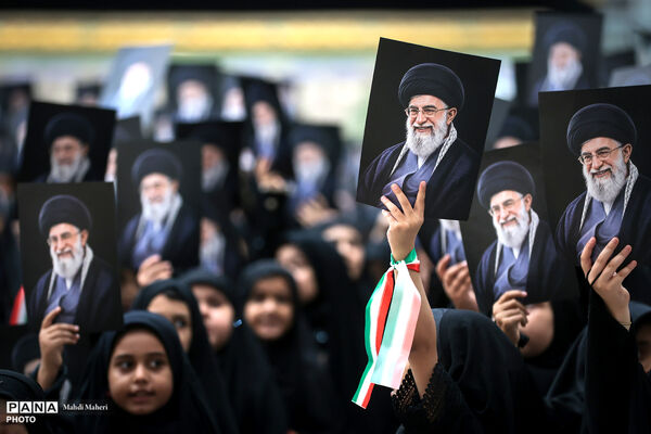برگزاری همایش بزرگ جمع‌خوانی دانش‌آموزان با اجرای سرود و نوحه حماسی «باید برخاست» -2