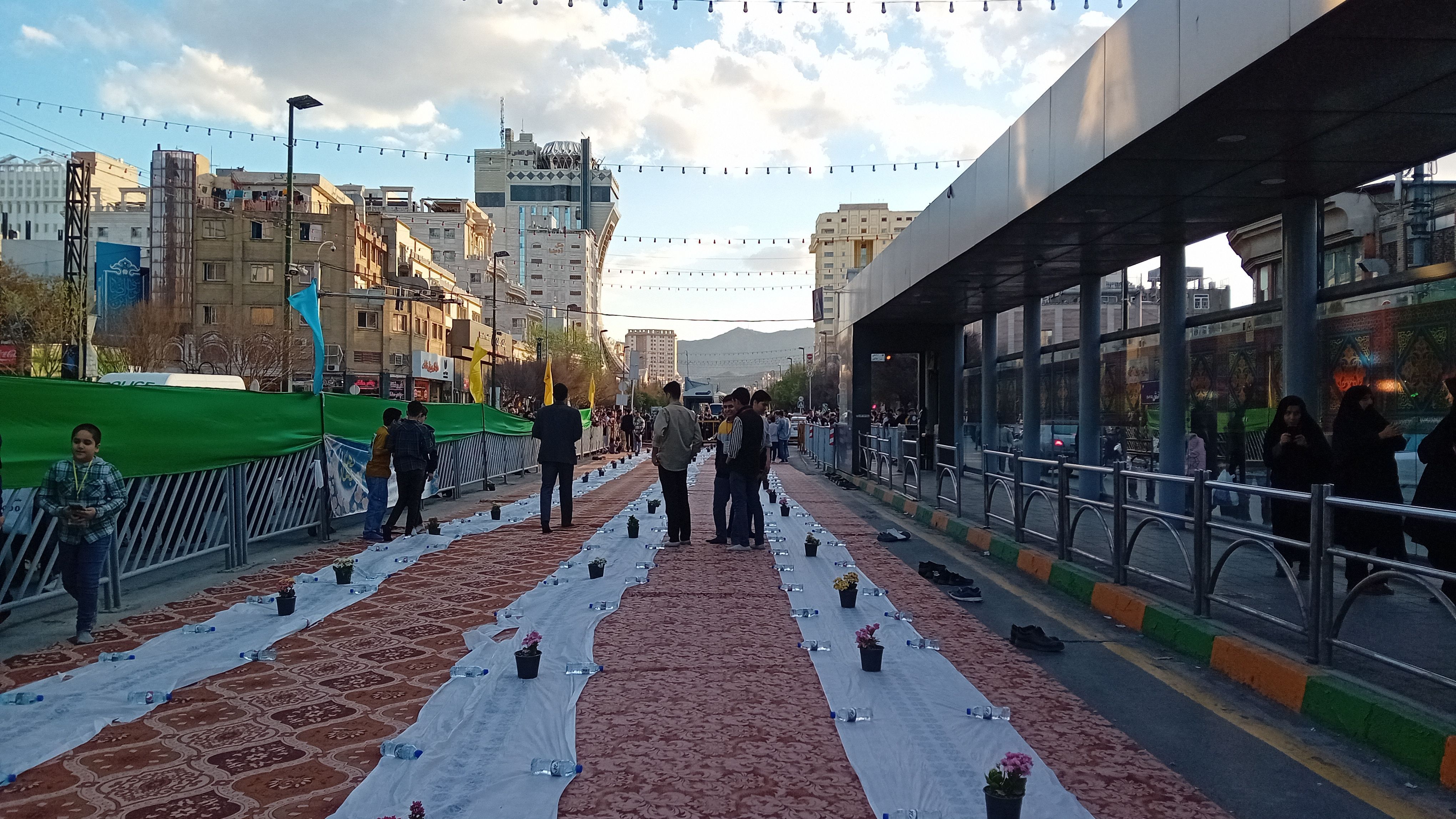 اولین سفره  افطاری ۶ کیلومتری در مشهد