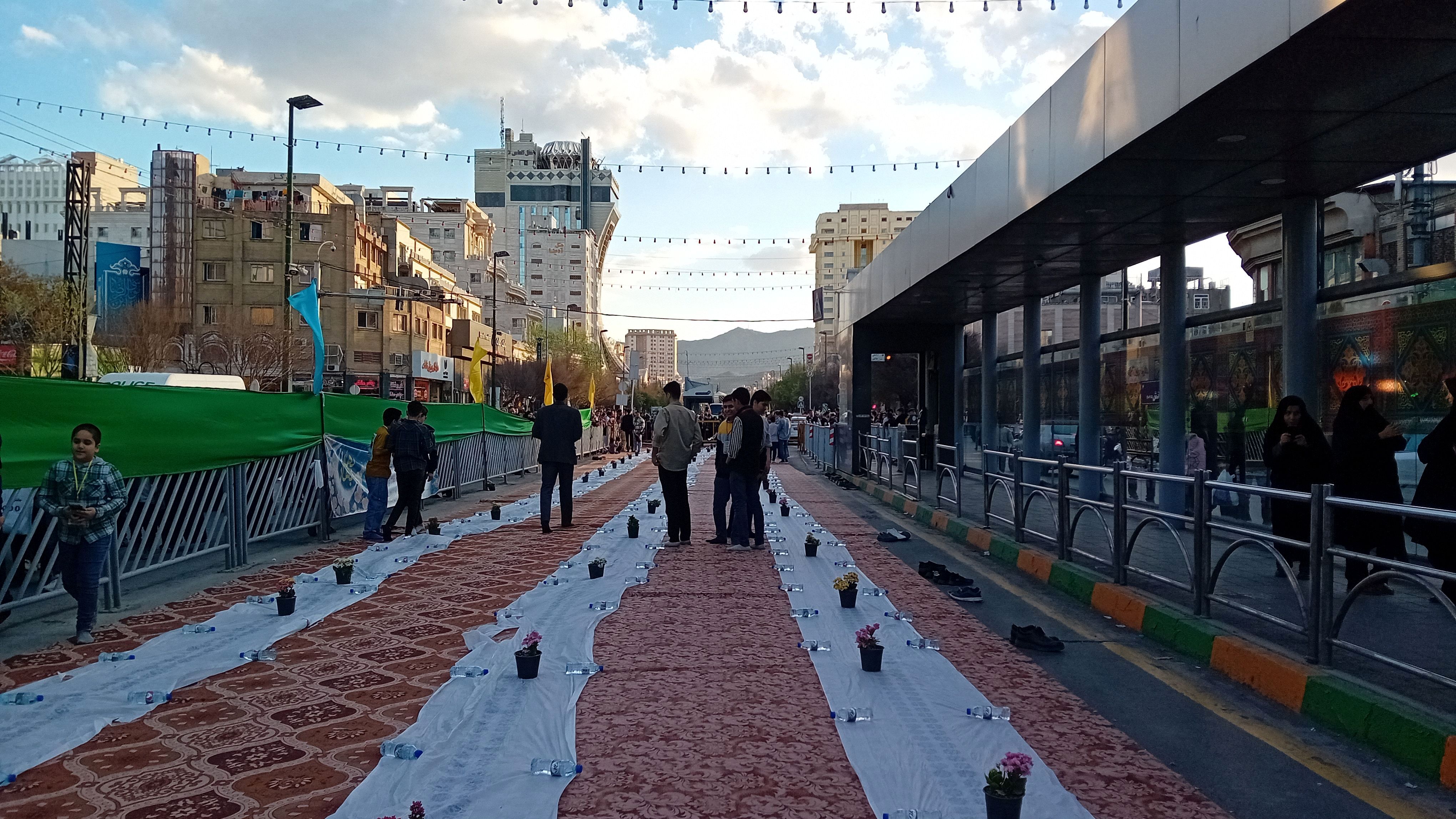 اولین سفره  افطاری ۶ کیلومتری در مشهد