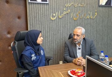 در روز ۱۳ آبان همه‌ی اقشار جامعه در بزرگداشت این روز تلاش می‌کنند