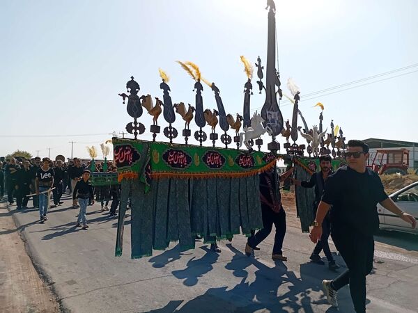 مراسم سینه زنی و علم گردانی در خلیل آباد
