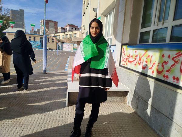 حضور پرشور دانش‌آموزان دبیرستان هیئت امنایی معراج اردبیل در راهپیمایی روز ۱۳ آبان ماه
