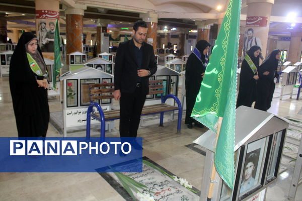 تجدید میثاق مدیر سازمان دانش آموزی استان بوشهر با شهدا