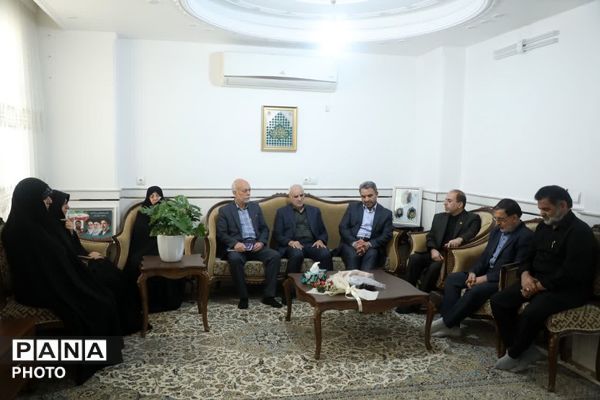 ادای احترام معاون وزیر آموزش و پرورش به شهدای جنگ رمضان در قم