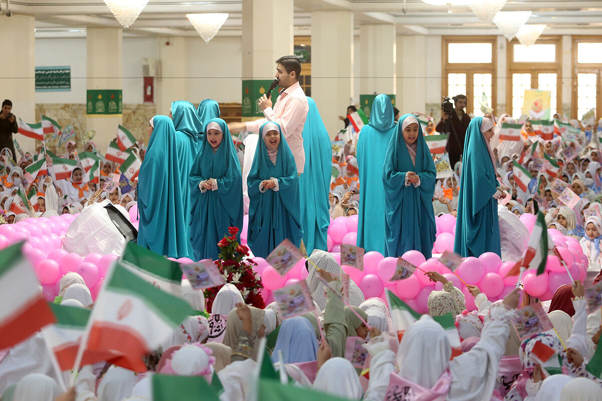 دختران، مهمان حضرت معصومه(س) شدند