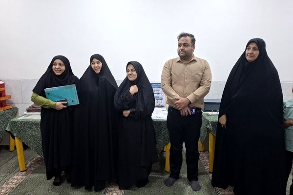 غرفه دبیرستان دخترانه شاهد طالقانی به‌مناسبت هفته مشاغل 