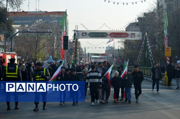 حال و هوای غرفه‌های سازمان دانش‌آموزی و خبرگزاری پانا در راهپیمایی ۲۲ بهمن