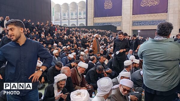 ایستادن علمای شیعه و سنی در یک صف برای نماز بر پیکر شهید