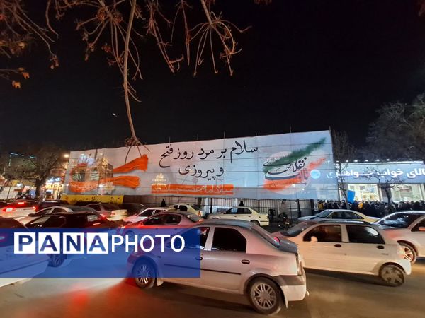 شادی مردم در کوچه وخیابان‌های مشهد در شب نیمه شعبان